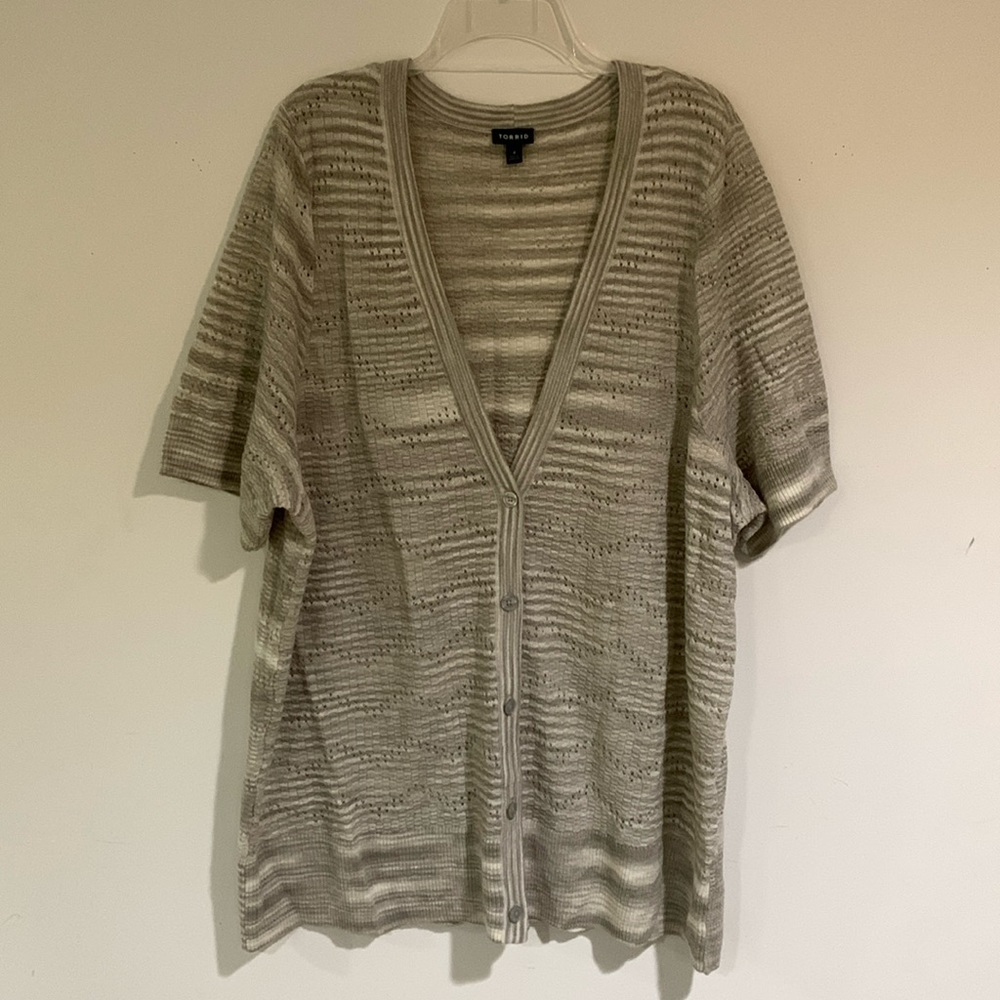 Torrid Heathered Gray Short Sleeve Buttoned Cardigan, Size 4